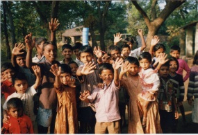 Kids-waving-Ganeshpuri